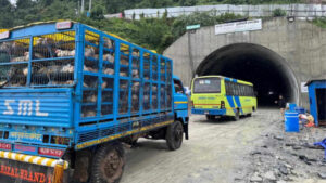 पहिरोका कारण धादिङमा अलपत्र यात्रुलाई सुरुङमार्गबाट काठमाडौं ल्याइँदै