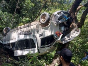 काठमाडौंबाट लमजुङका लागि जाँदै गरेको हायस शिवपुरीमा दुर्घटना