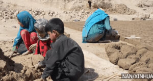 परिवारलाई सहयोग गर्न इँटा भट्टामा काम गर्छन् अफगान बालबालिकाहरू