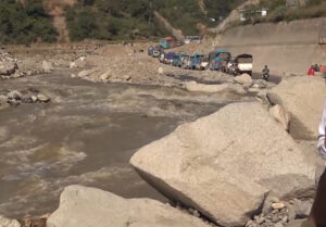 विपी राजमार्गः छोटो दूरीका कारण ५ घण्टाको जाम बसेरै यात्रा गर्न बाध्य छन् यात्रुहरु