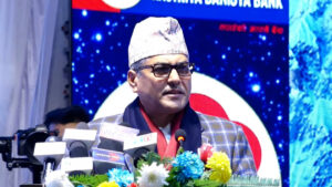 बैंक तथा वित्तीय संस्थाहरुप्रति भ्रम छर्ने काम भइरहेको छः गभर्नर अधिकारी