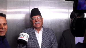 प्रचण्डलाई प्रश्नः राजावादीहरुको प्रदर्शनको काउण्टर दिन लाग्नुभएको हो ? जवाफः ‘सल्लाह गर्दैछौँ’