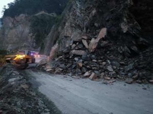पहिरोले नारायणगढ मुग्लिन सडक खण्ड पूर्ण रुपमा बन्द