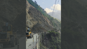 तुइन खोला नजिकै खसेको सुख्खा पहिरो पन्छाउन दिनभर लाग्ने, वैकल्पिक सडक प्रयोग गर्न आग्रह