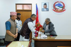 सिंहदरबारमा प्रधानमन्त्री कार्कीसँग दुर्गा प्रसाईंको भेट (तस्बिरसहित)
