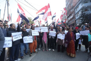 निर्वाचन आयोगको निर्णयलाई अवैधानिक भन्दै देउवा पक्षधर नेताहरू सडकमा