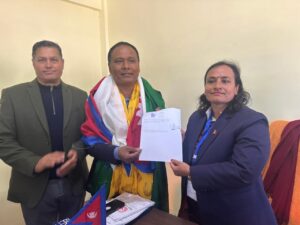 कुलमान घिसिङले काठमाडौँ–३ बाट गराए उम्मेदवारी दर्ता