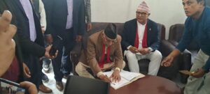 बालेनसँग चुनावी प्रतिस्पर्धा गर्न एमाले अध्यक्ष ओलीले गराए मनोनयन दर्ता