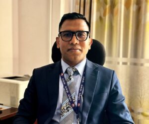 काठमाडौं महानगरका तत्कालीन प्रमुख प्रशासकीय अधिकृत प्रदीप परियारले पाए सफाइ