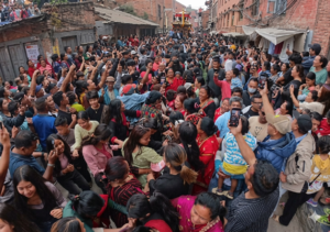 बिस्केट जात्राको इतिहासमै पहिलो पटक महिलाले ताने नकिजु अजिमाको रथ